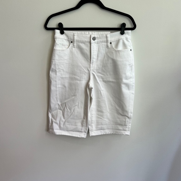 NWT Chico's White Flat Front Bermuda Shorts Cotton Blend Walking Sz 00- 2R - Picture 2 of 16